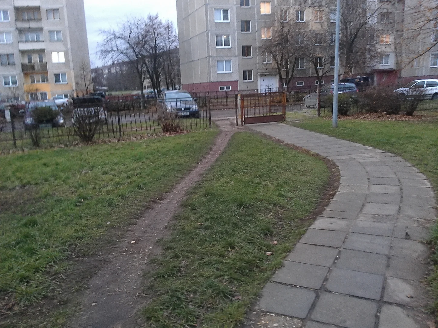 Kitaposott ösvény a burkolt járda mellett: elég sokan mentek rajta, hogy út legyen belőle.